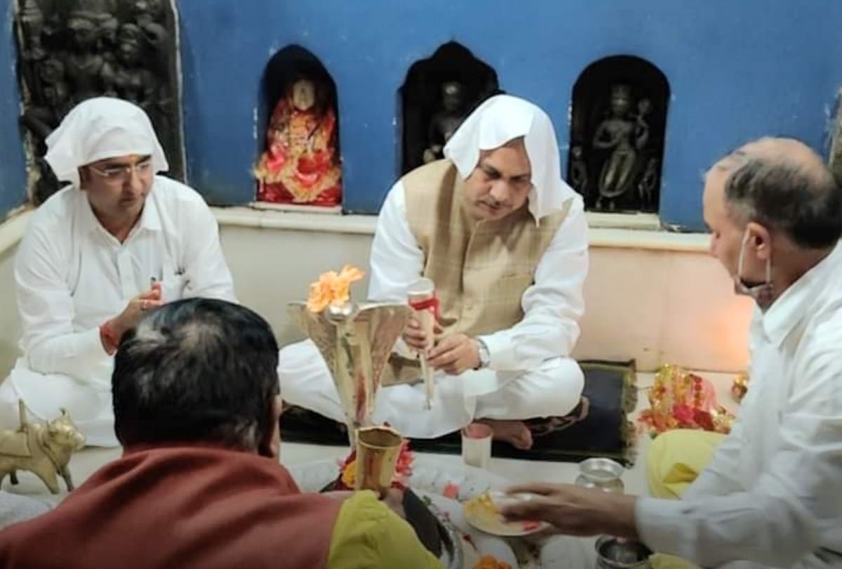 political party leaders perform pooja in baijnath shiv mandir garbh grah