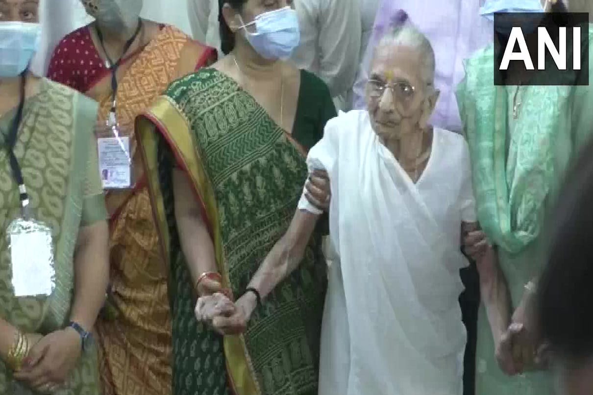civic polls PM Modi mother hiraben cast her vote