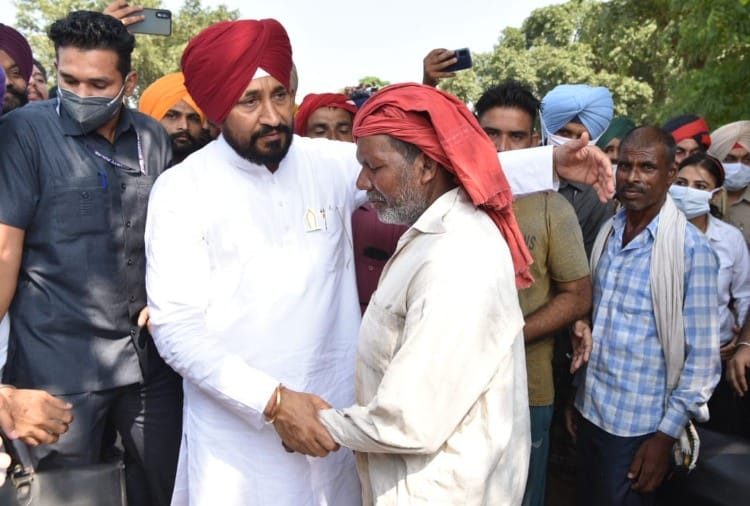 Punjab CM Charanjit Singh Channi hand over Debt Relief Certificates to the farm laborers and landless farmers in Ropar