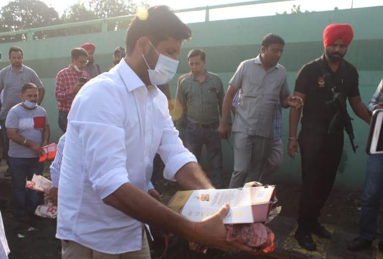 Punjab Transport Minister Amrinder Singh Raja Warring cleaned garbage at the bus stand in Ludhiana