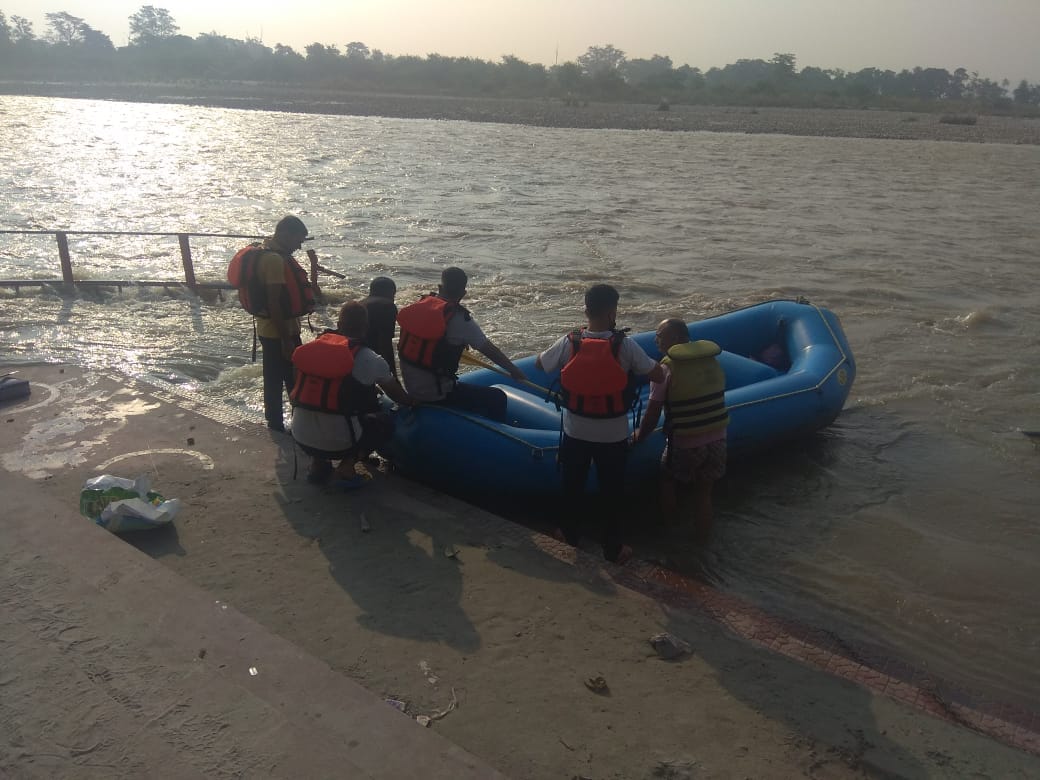 rishikesh news: two women and one girl swept away during ganga snan