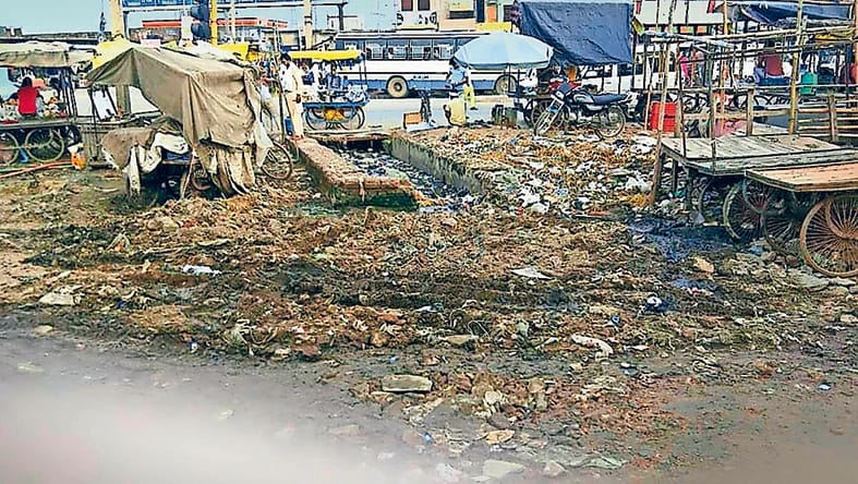Request to get the service lane free from dirt and encroachment, delegation from SDM, campaign will be run soon by Municipality and Public Works Department