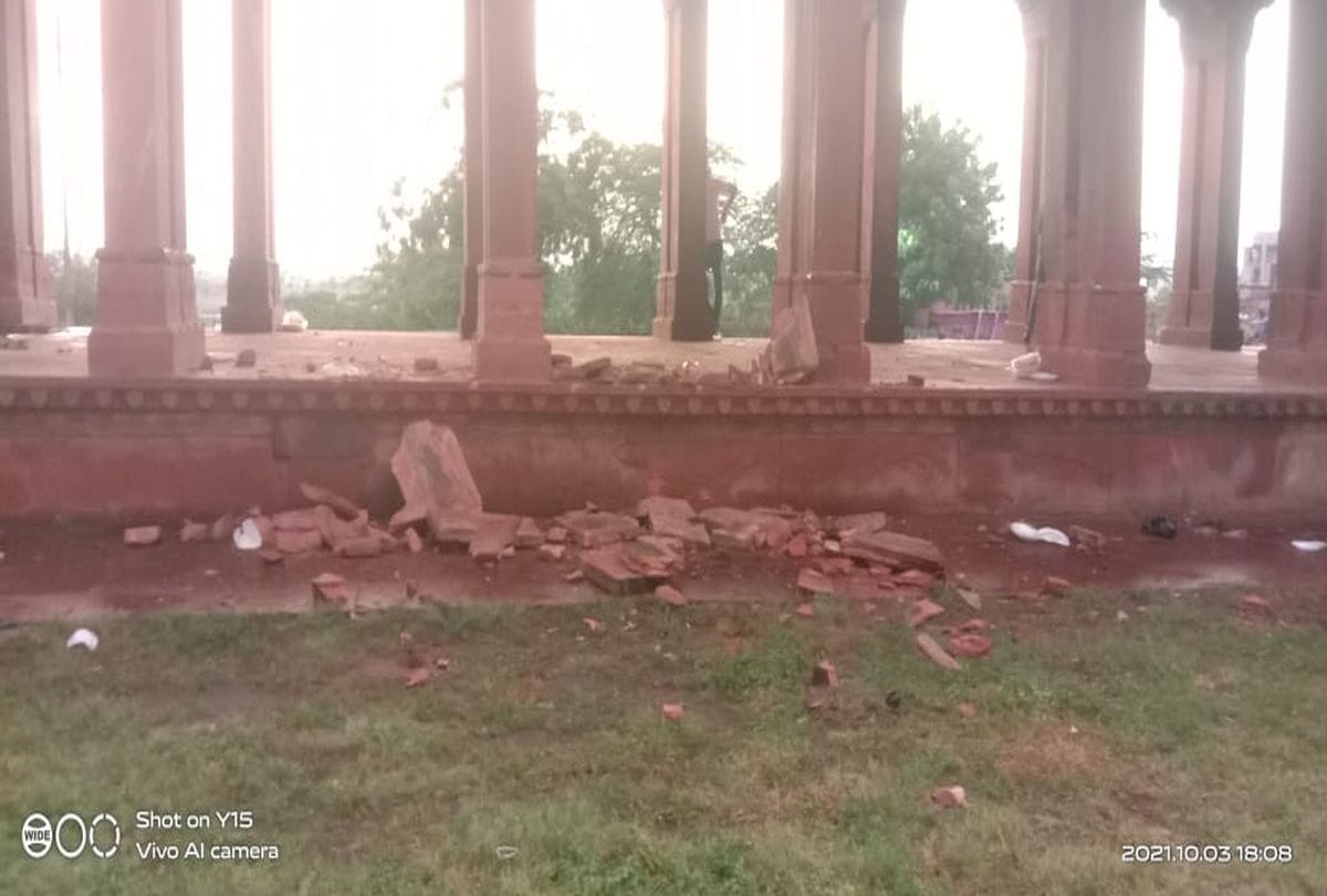 Sky Light Fall At Fatehpur Sikri Two Injured