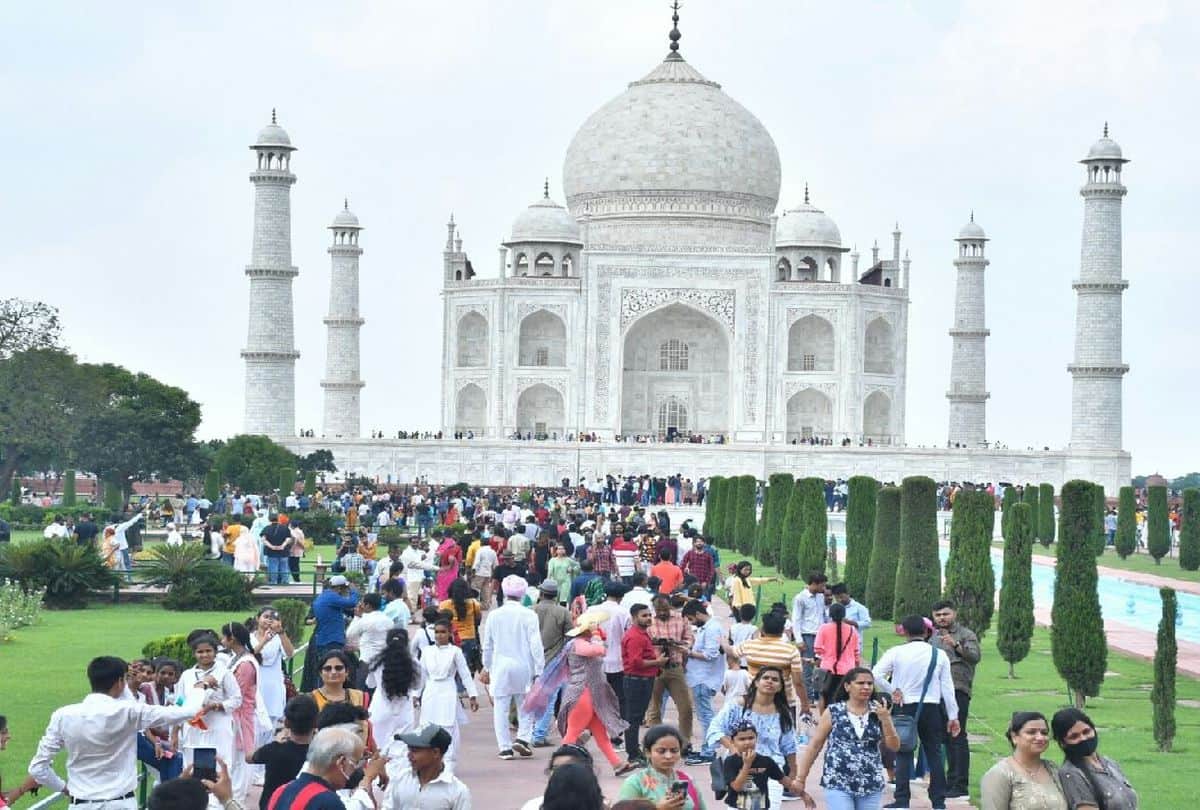 twenty eight thousand tourists visits the Taj Mahal on sunday in Agra