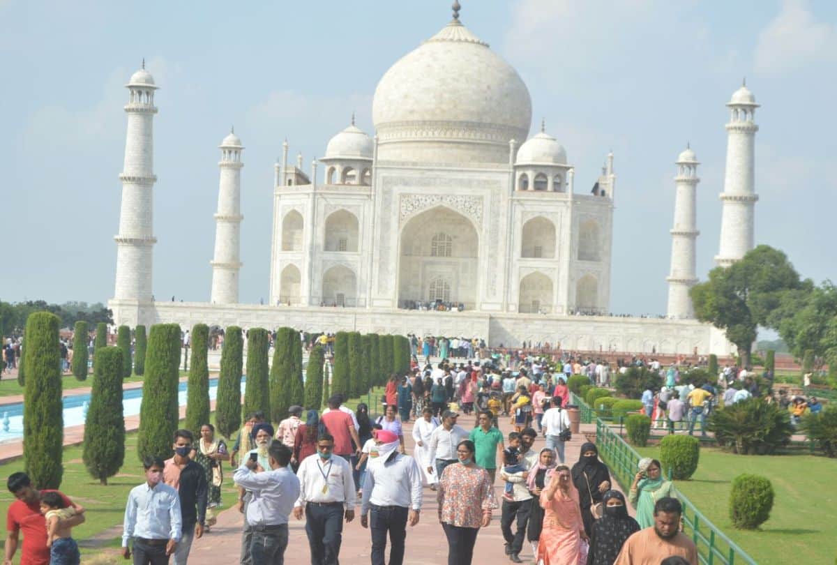 thirty one thousand tourists visited the Taj Mahal in one day