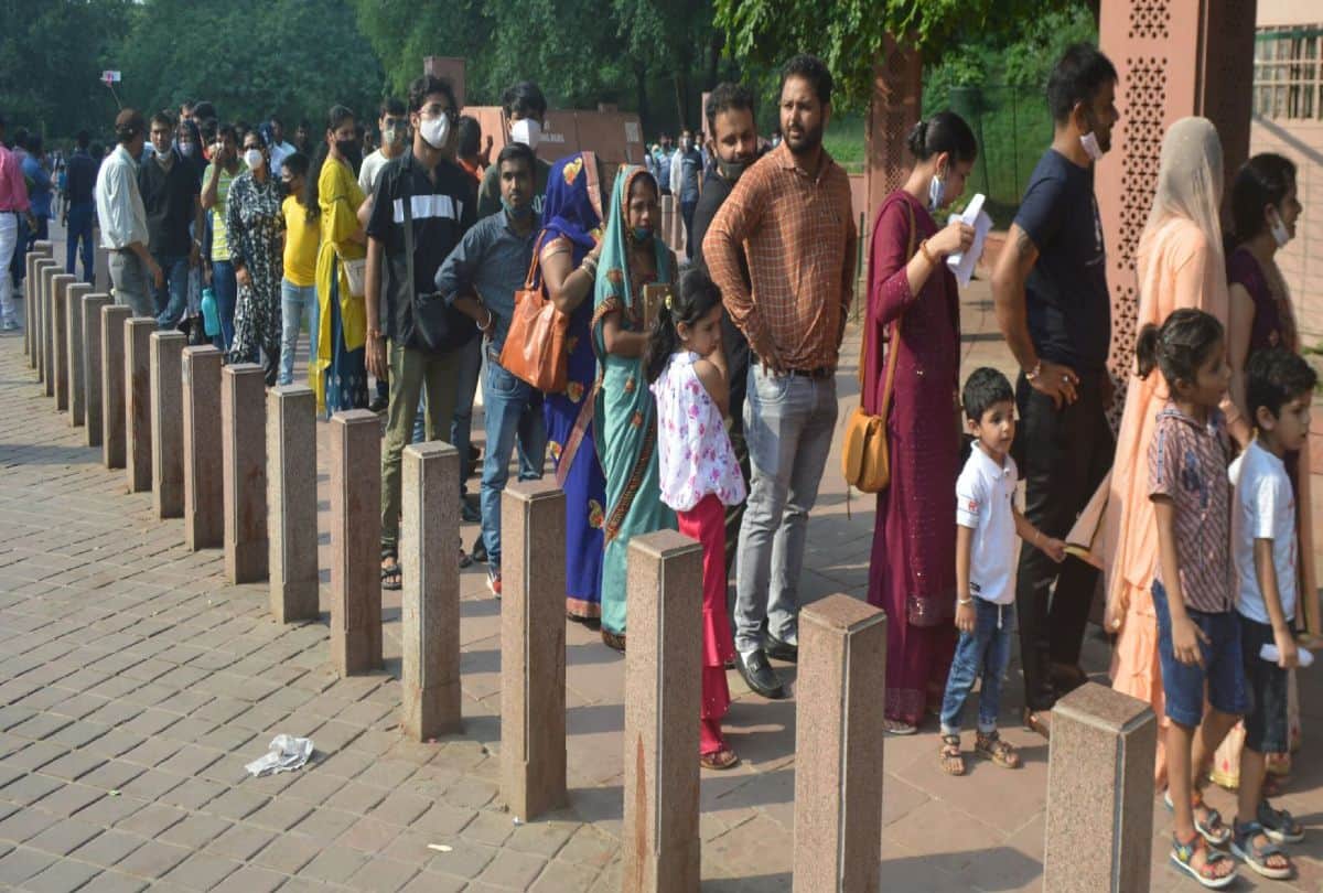 thirty one thousand tourists visited the Taj Mahal in one day