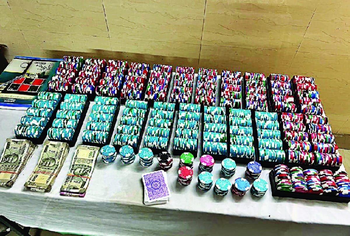 Casino was running in Alipure farm house 16 arrested including gangster