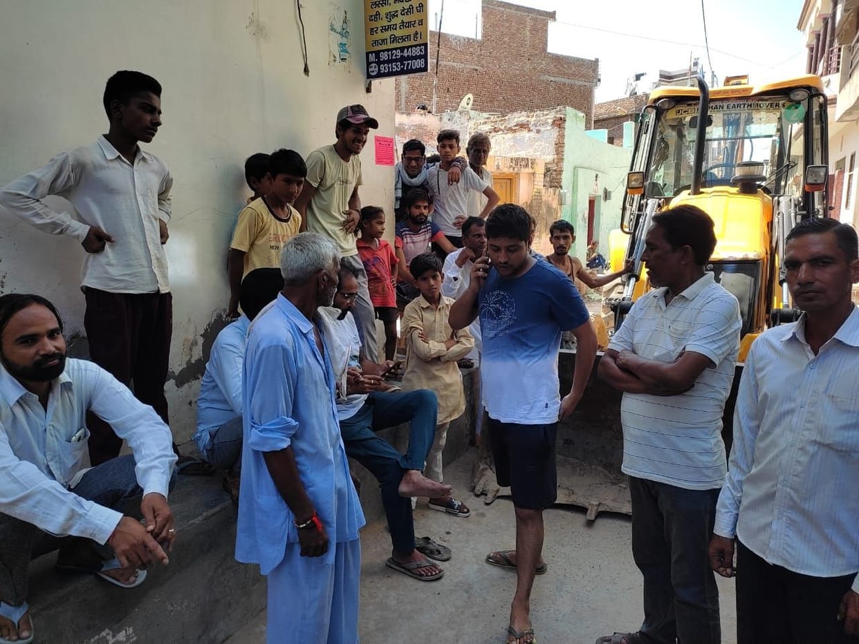 Ward residents protested against breaking the right roads, sent back to JCB