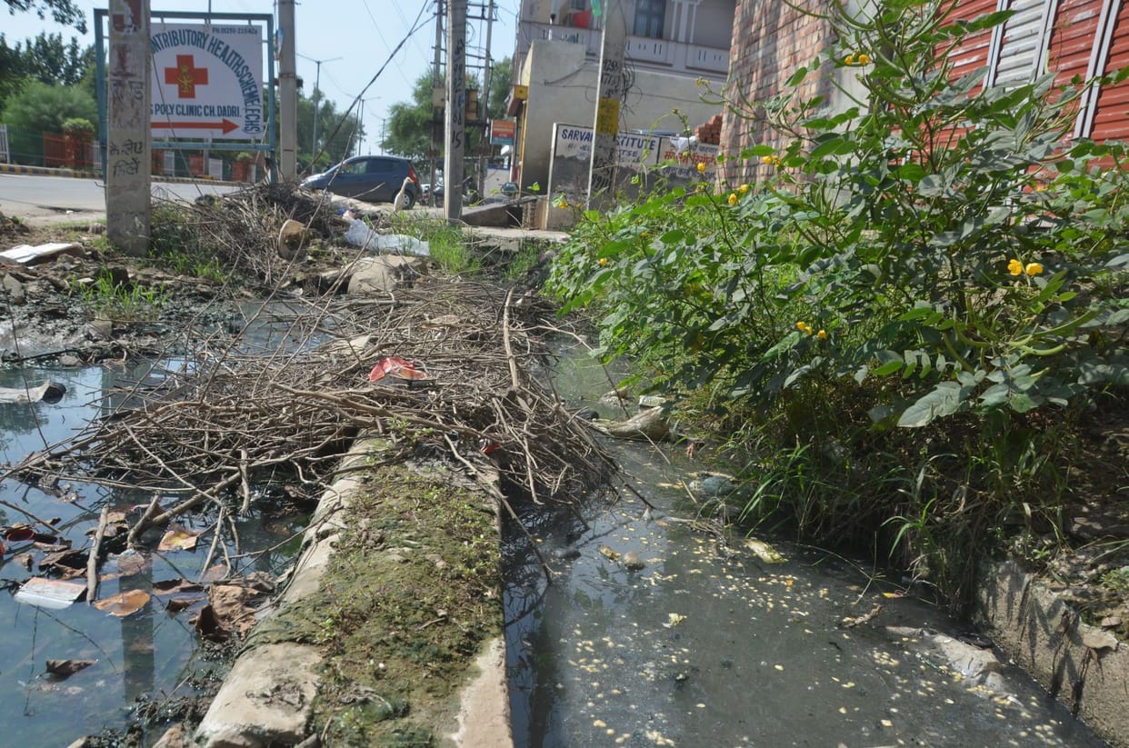 Drain overflows since 20 days, shopkeepers and passersby upset