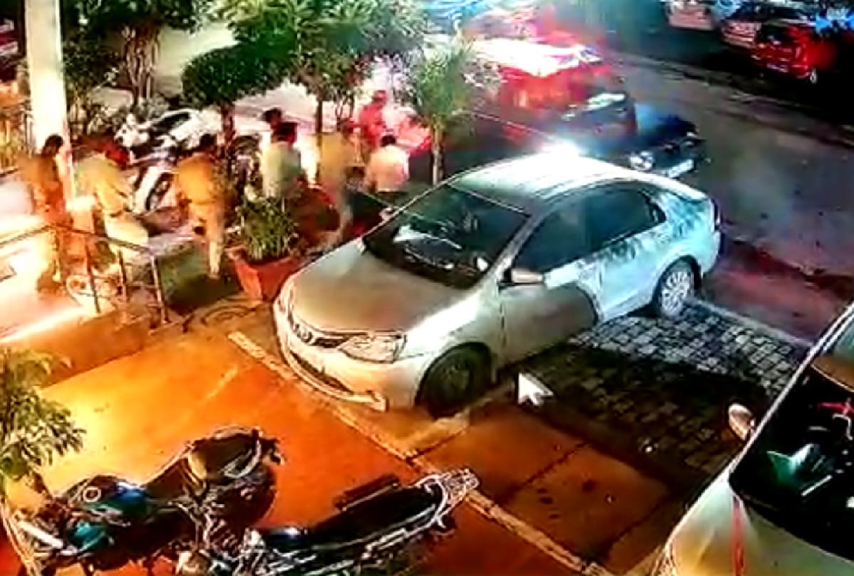 Manish Gupta Gorakhpur Murder Case: Policemen cought out of cctv hotel by holding hands and feet of Manish Gupta
