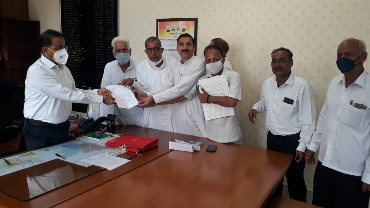 Congressmen submitted a memorandum against the Chief Minister to the DC in the name of the Governor