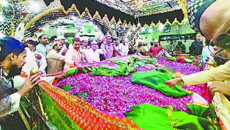 Zareen gathered at Dargah Sharif