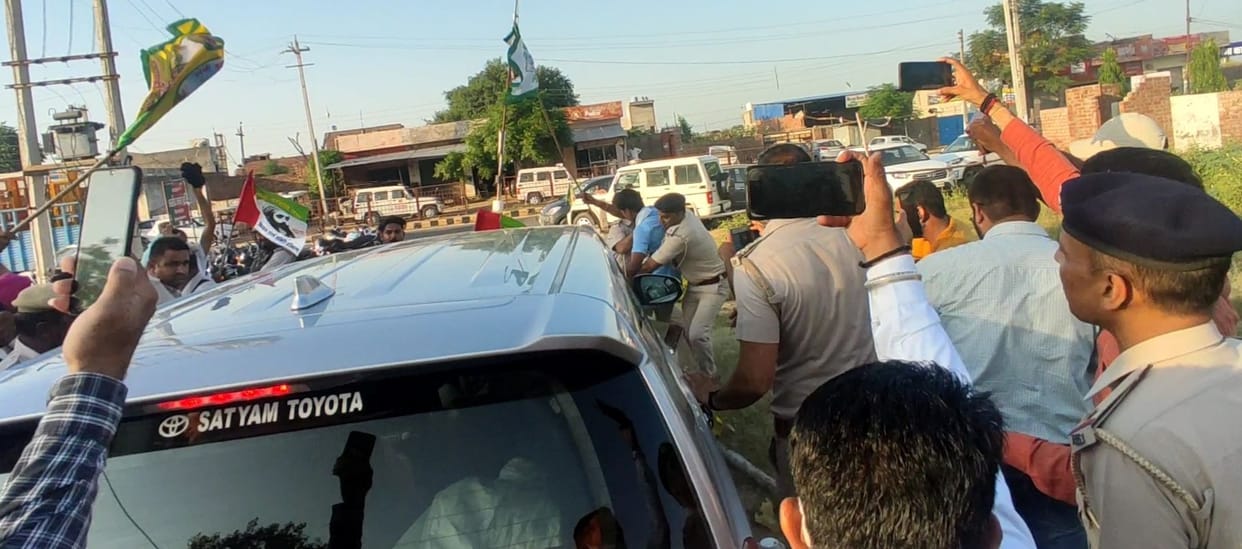 Farmers arrived to protest the MP, showed black flags to the state coordinator