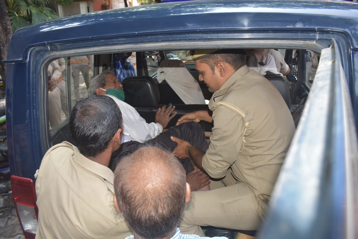 Elderly complainant attempted self immolation in collectorate campus in jaunpur police detained him
