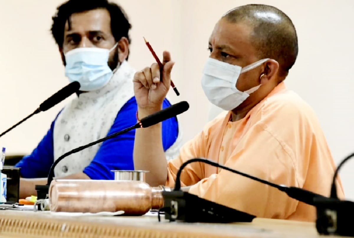 CM Yogi Adityanath expressed displeasure over slow pace of road construction and potholes during meeting in Gorakhpur