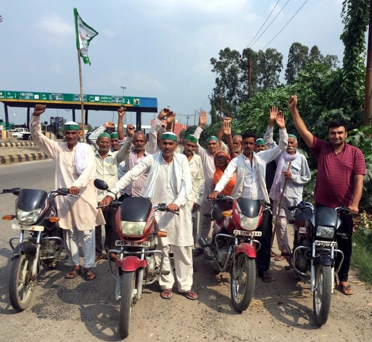 Farmers rode bikes on the highway in protest against rising petrol prices