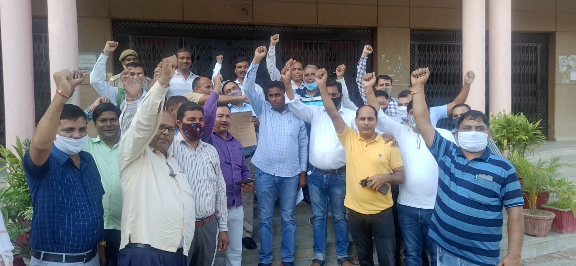 teachers protest at collectorate
