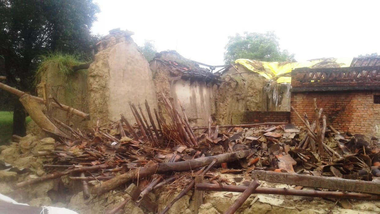 Stuffed house collapsed, household goods destroyed