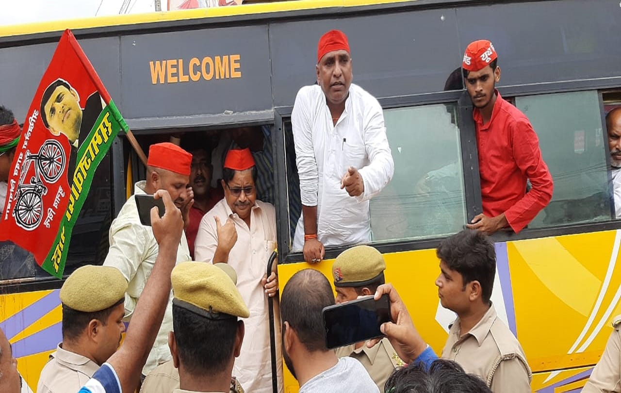 Lakhimpur Kheri Violence samajwady party angry after akhilesh yadav take in custody sp workers protest varanasi varanasi and purvanchal