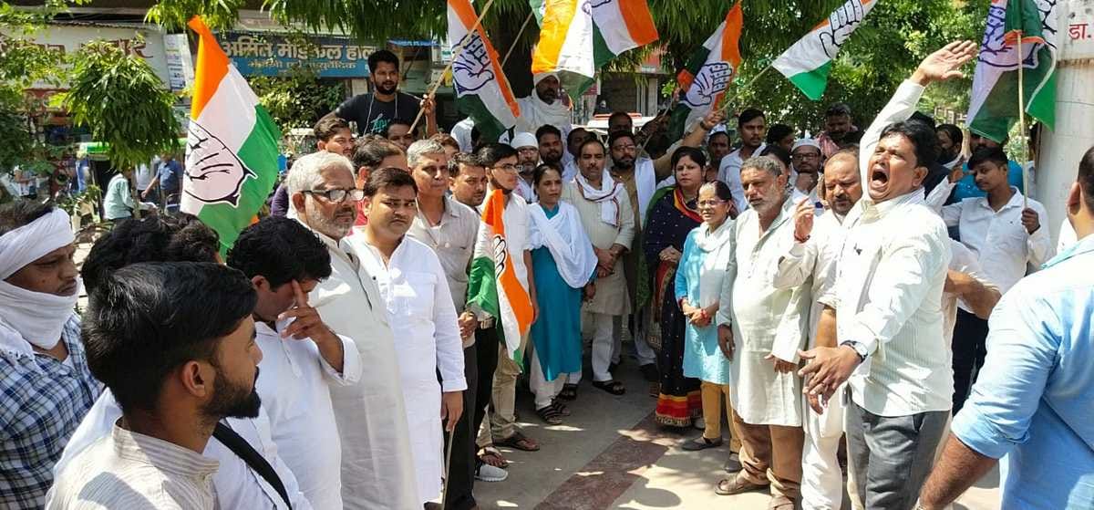 Lakhimpur Kheri case: Congressmen boiled over Priyanka arrest and misbehavior, took out on foot, many detained 