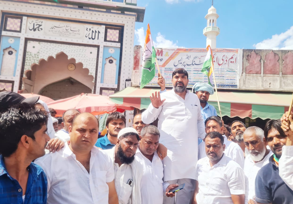 Demonstration of Congressmen and farmers against BJP, sloganeering against the government at district headquarters, expressed anger