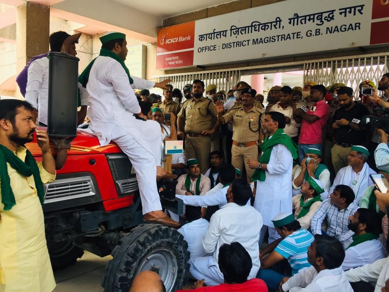 Farmers entered the collectorate with tractor, political parties also got angry
