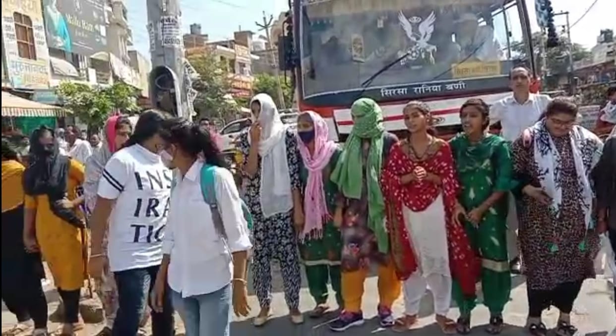 To demand completion of the college building construction, the girl students jammed for two hours on Rania Marg