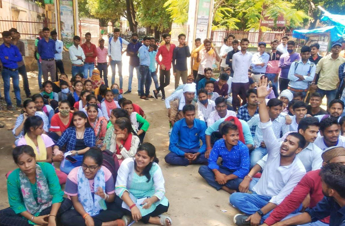 Failed students raised the demand for promotion, jammed