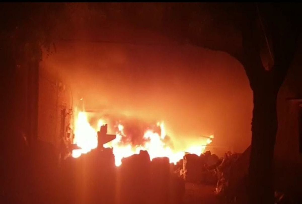 Massive fire breaks in plastic pipe factory in agra
