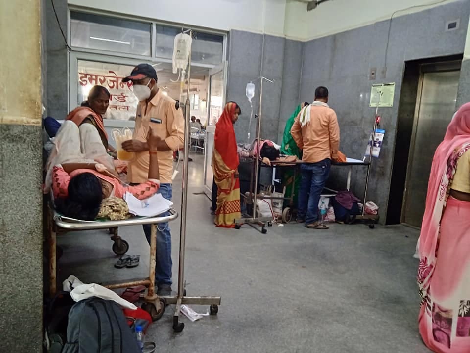 BHU Hospital Condition Platelets gives on stretcher in emergency ward while beds in dengue ward remained empty
