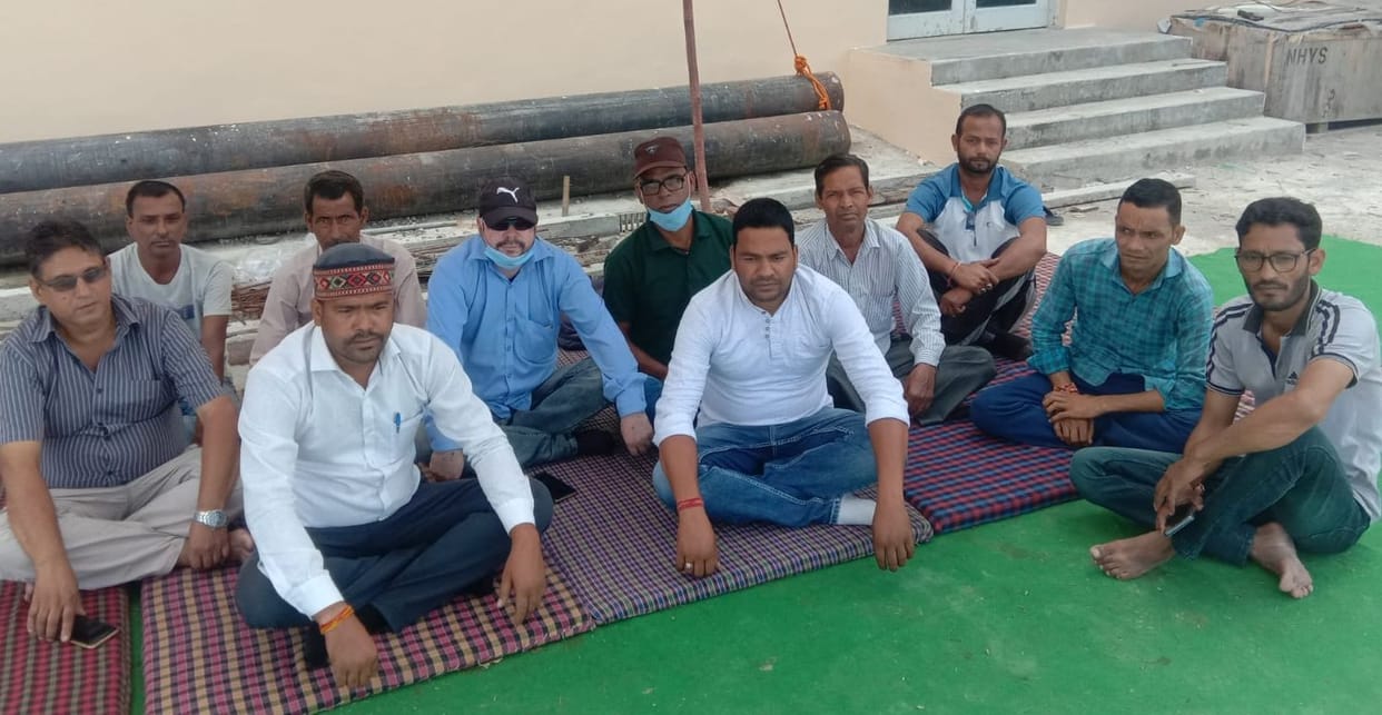 Contractors and workers stopped the work of power pulling station