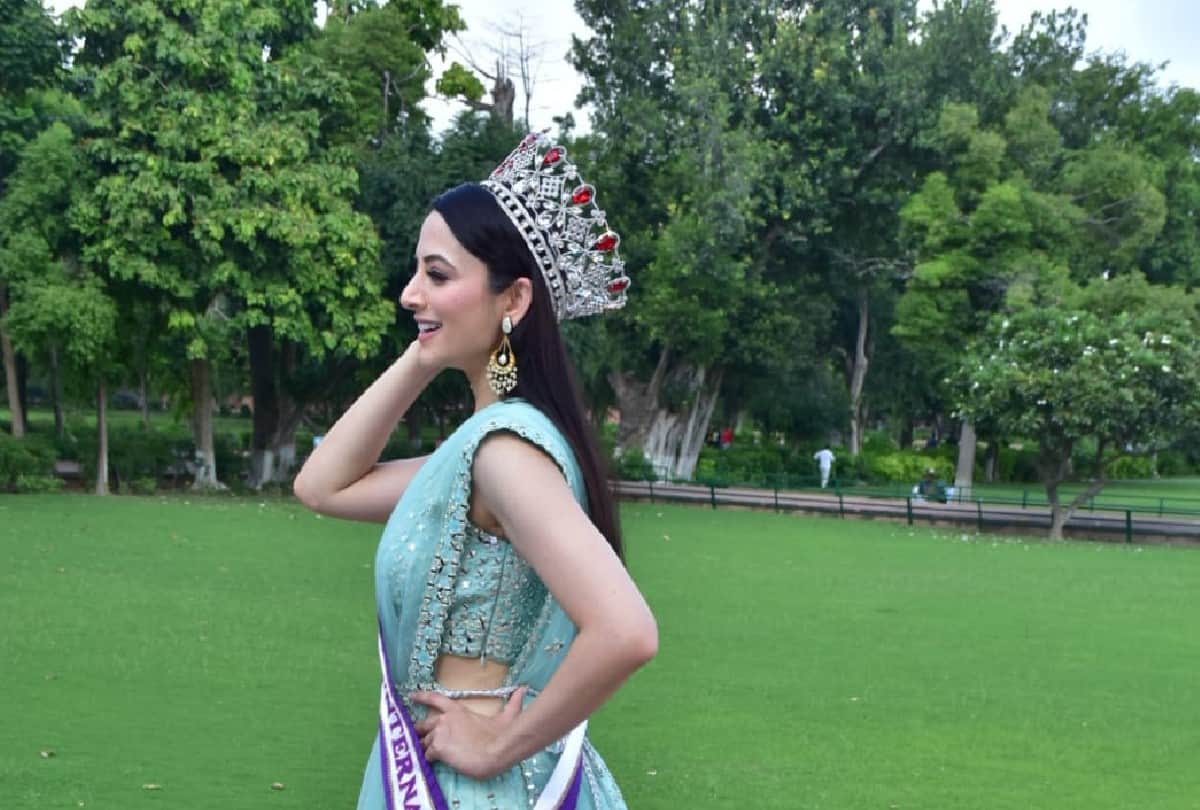 Zoya Afroz and Divija Gambhir visit Taj Mahal