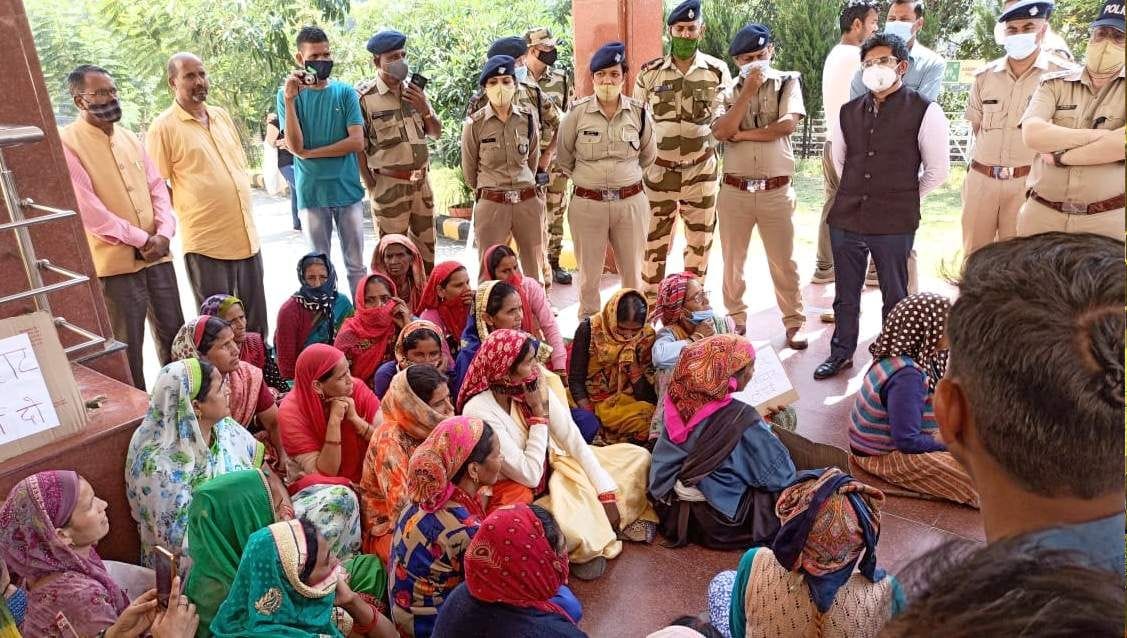 Villagers of Haat village demonstrated against THDC