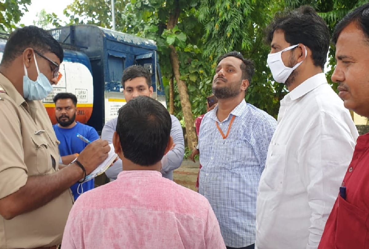 Oil extracted by putting extra pipe valve in  tanker caught in Gorakhpur