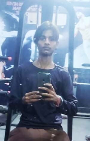 In molesting, two minors were asked for forgiveness by touching the feet of the girl in the police station, the hurt friends gave their lives