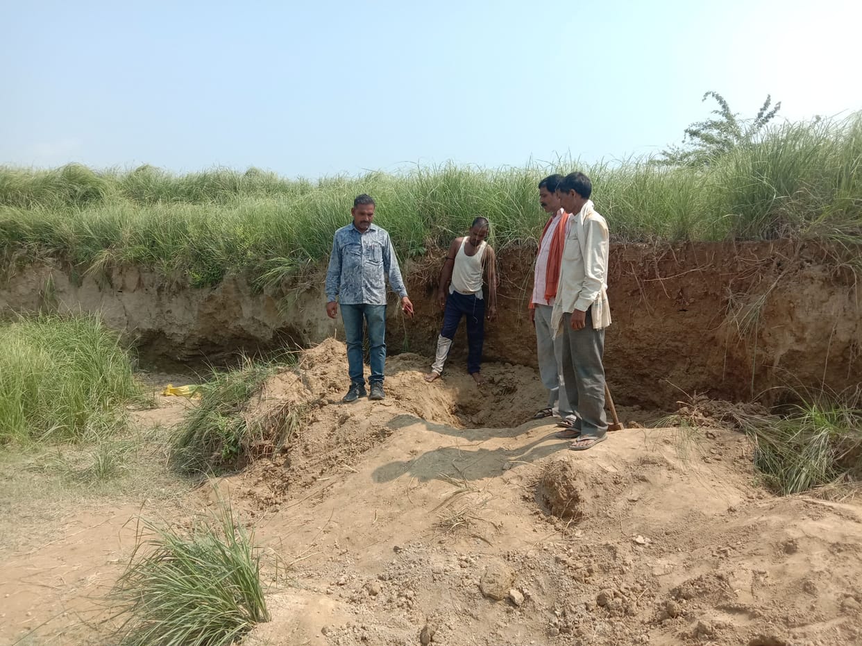 Two buried in Palhnapur village due to the collapse of an earthen mound, one dead, youth injured