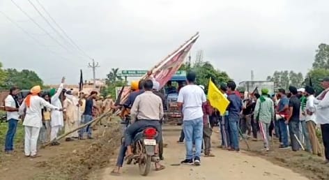 Farmers occupied Deputy CM's helipad site, broke hoardings