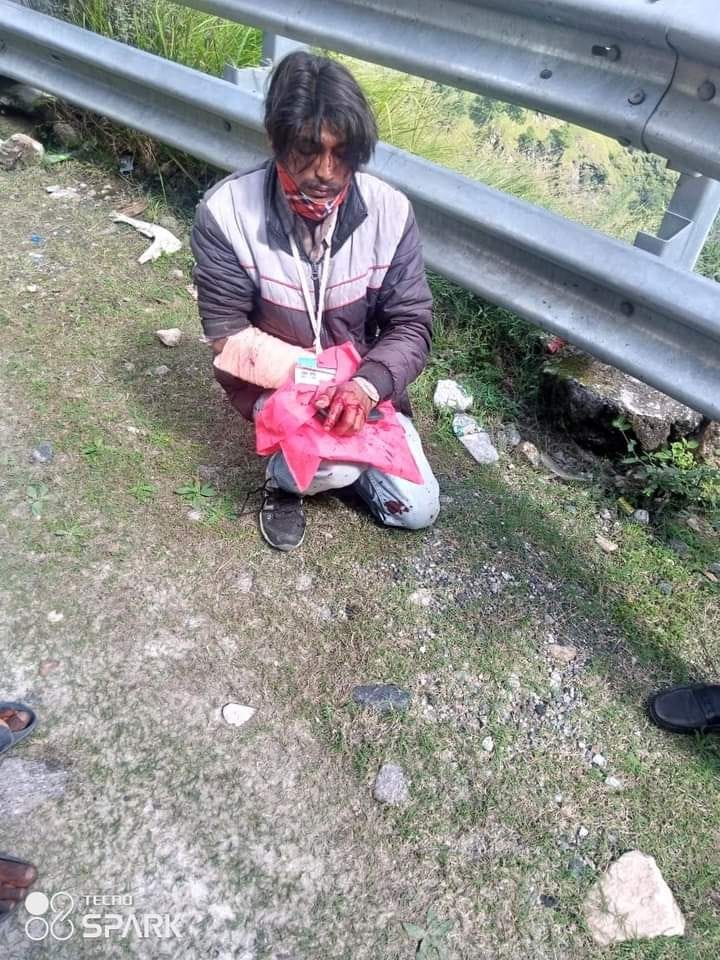 five injured in nigulsari ston hit hrtc buses