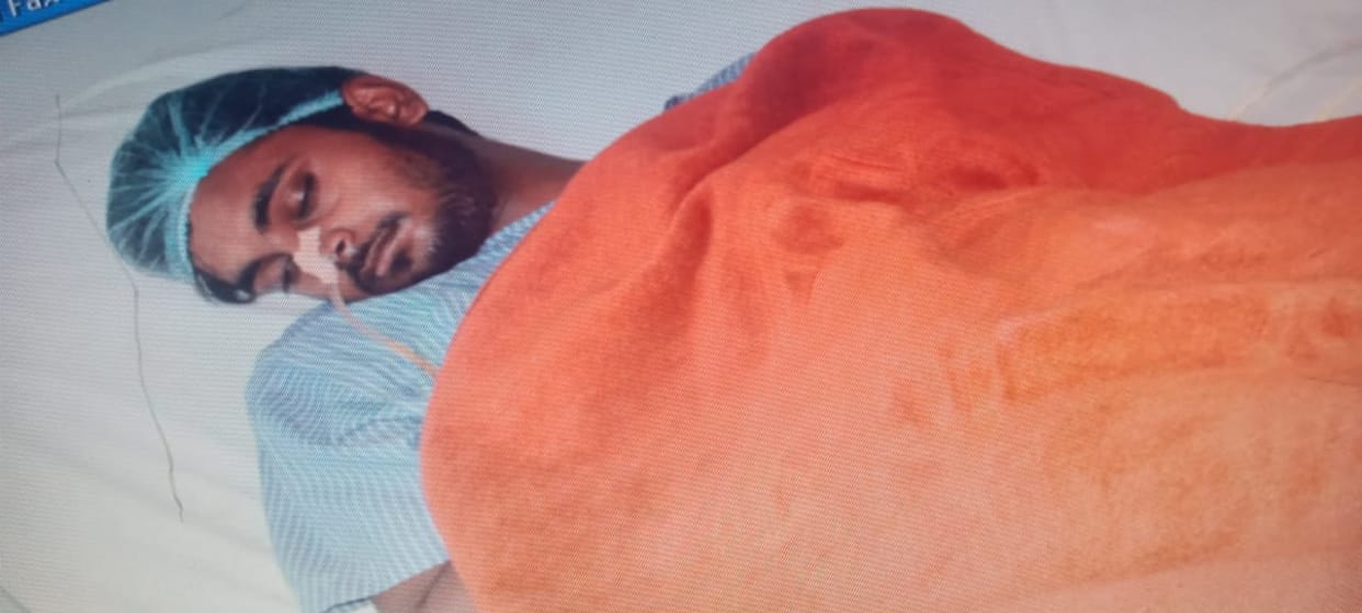 Two miscreants attacked the servant with a knife and snatched the mobile