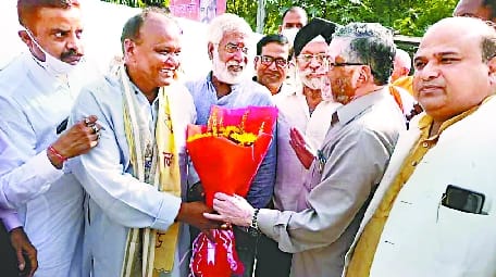 Minister Chhatrapal could not give up the temptation to welcome him to the smoldering Baheri in the fire of Kheri