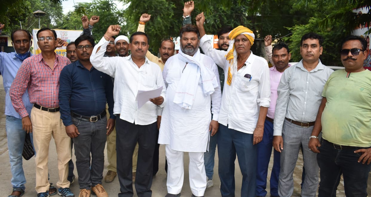 fathepur news,Demonstration in the Collectorate demanding the remaining salary