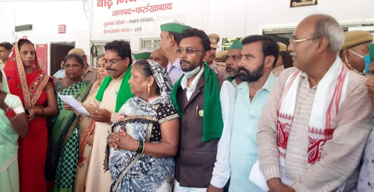 27 Congressmen arrested for protesting on the road