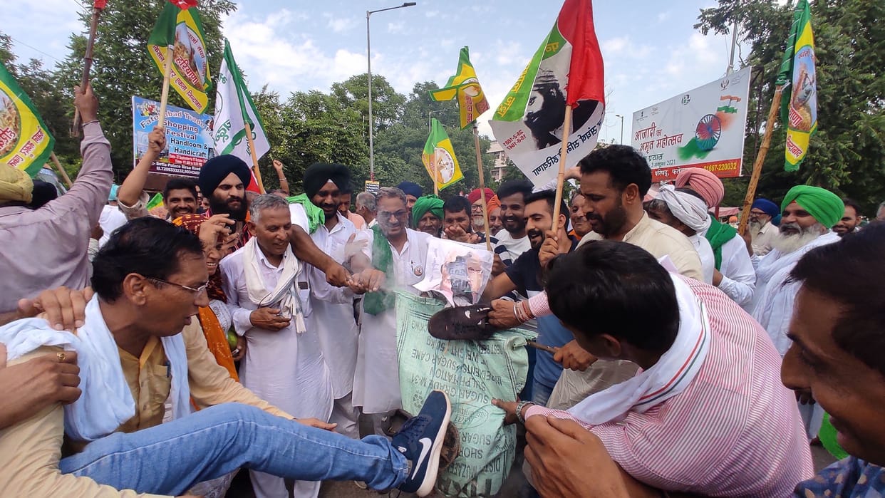 Farmers surrounded the mini secretariat in protest against the incident of Lakhimpur Kheri