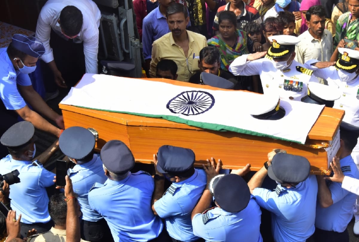 Father gave the last salute with moist eyes: Navy officers attended the funeral of Lieutenant Commander, brother gave fire