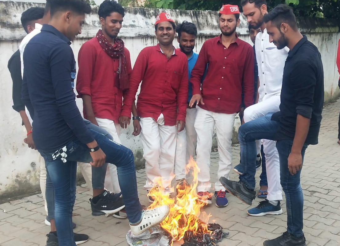 Lakhimpur Kheri Violence samajwady party angry after akhilesh yadav take in custody sp workers protest varanasi varanasi and purvanchal