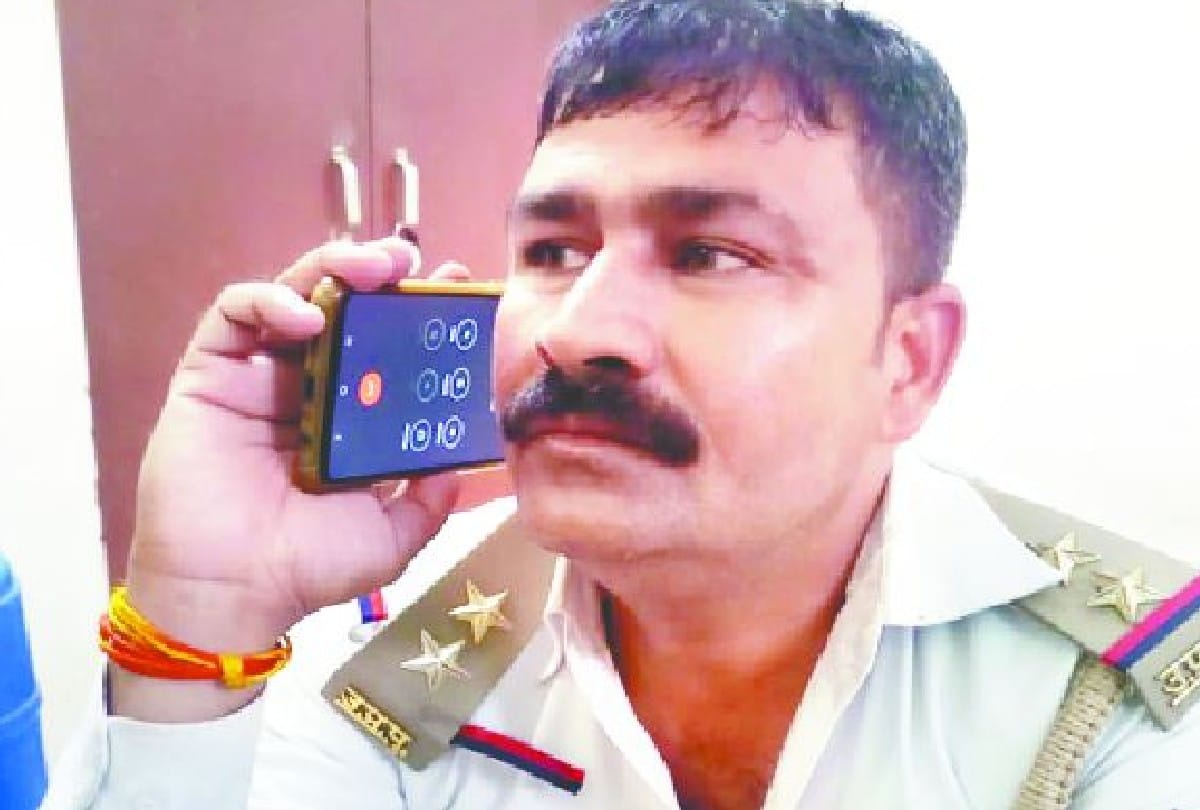 drunk man assaults and abuses the traffic policeman in agra