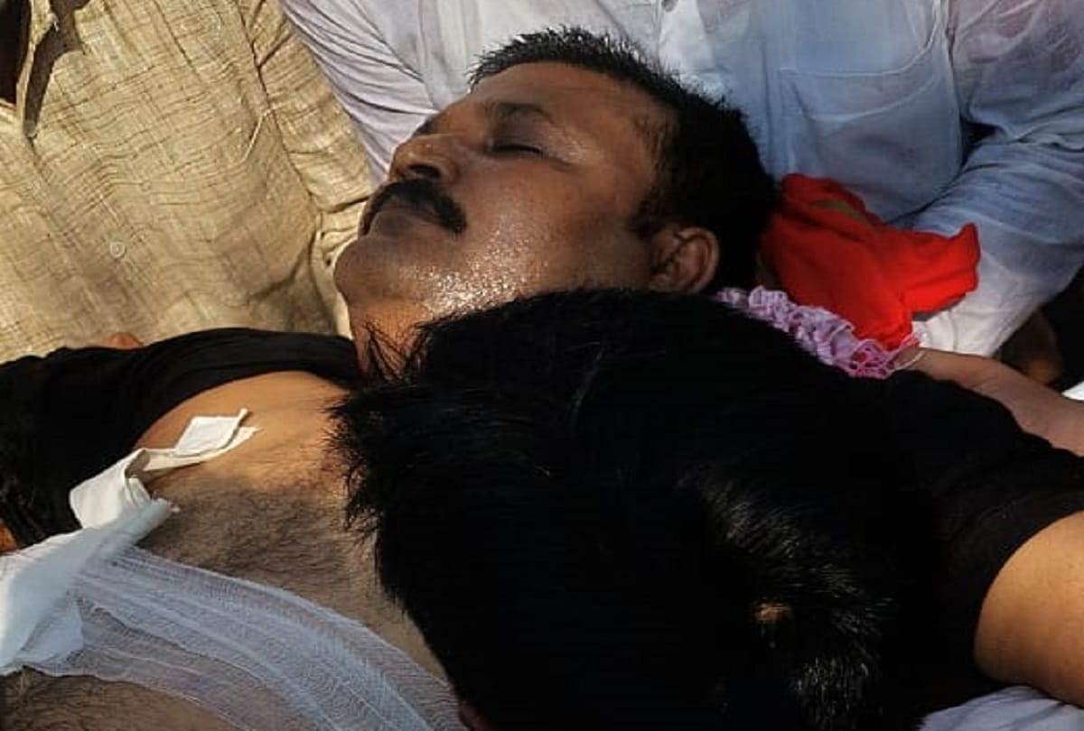 Pratapgarh: The headman, who was returning home from the bike, was shot by the miscreants riding on the bike, the angry villagers made a ruckus