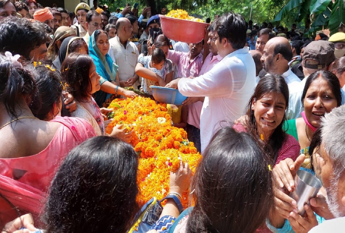 Pratapgarh: Martyr Lieutenant Commander Yogesh Tiwari's funeral took place with state honors, farewell with moist eyes
