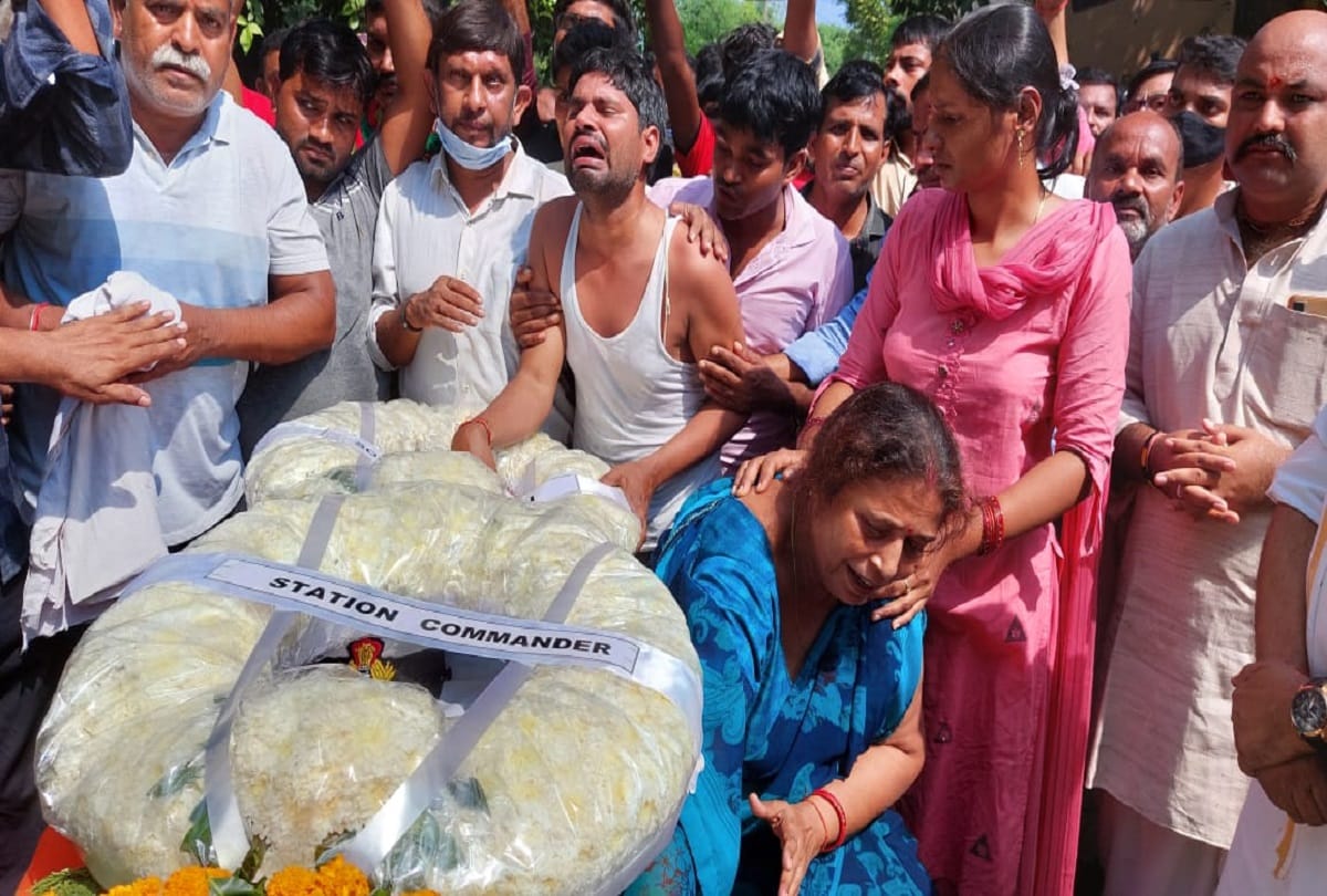 Pratapgarh: Martyr Lieutenant Commander Yogesh Tiwari's funeral took place with state honors, farewell with moist eyes