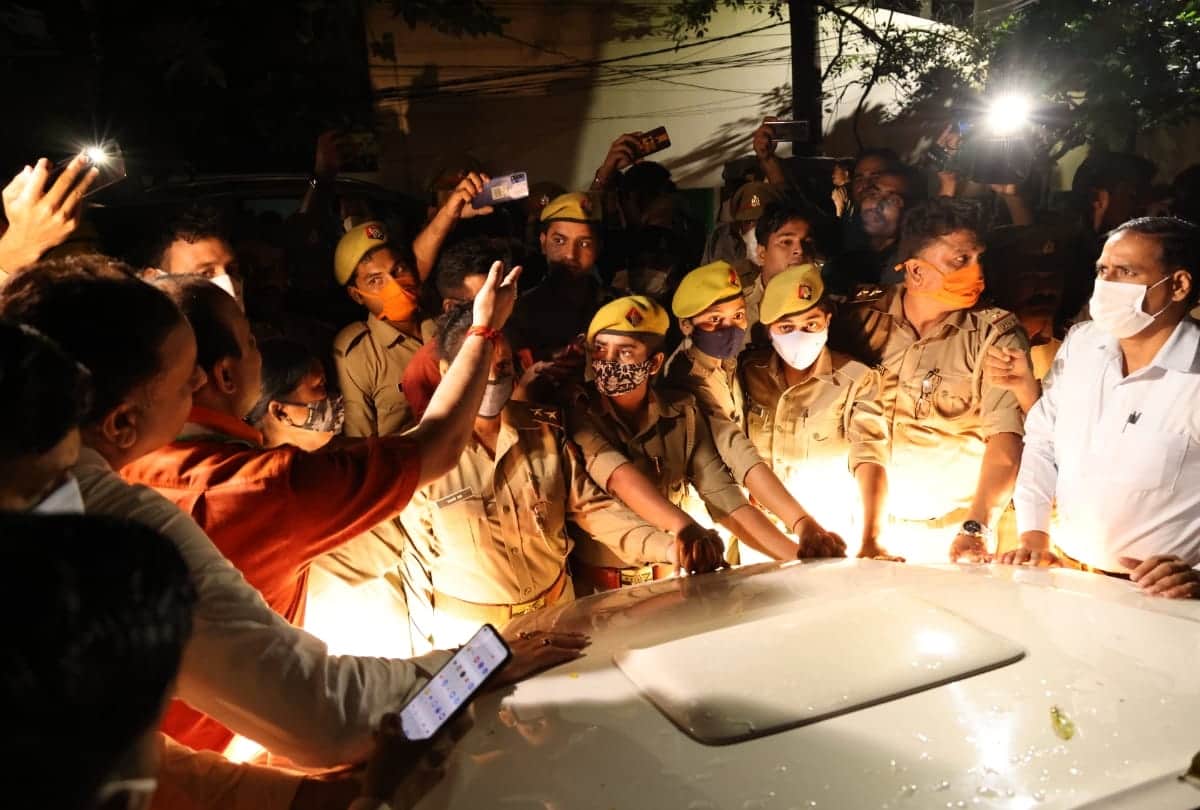Priyanka Gandhi Vadra detained in Guest house in Sitapur.